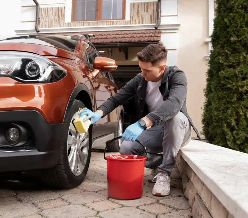 Lavage auto à domicile Condeissiat : professionnel intervenant sur un véhicule